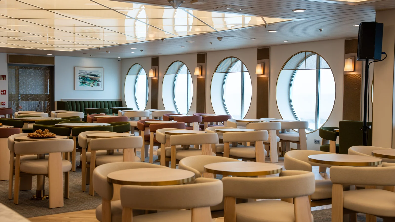 Restaurant an Bord eines Brittany-Ferries-Schiffes