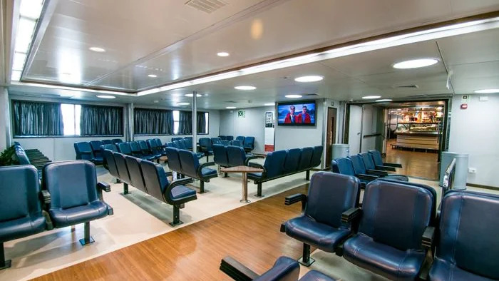Innenlounge für Passagiere an Bord einer Caremar-Fähre