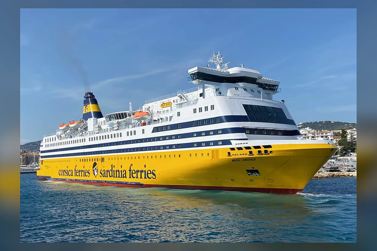Corsica Ferries Passagier- und Fahrzeugfähre im Mittelmeer