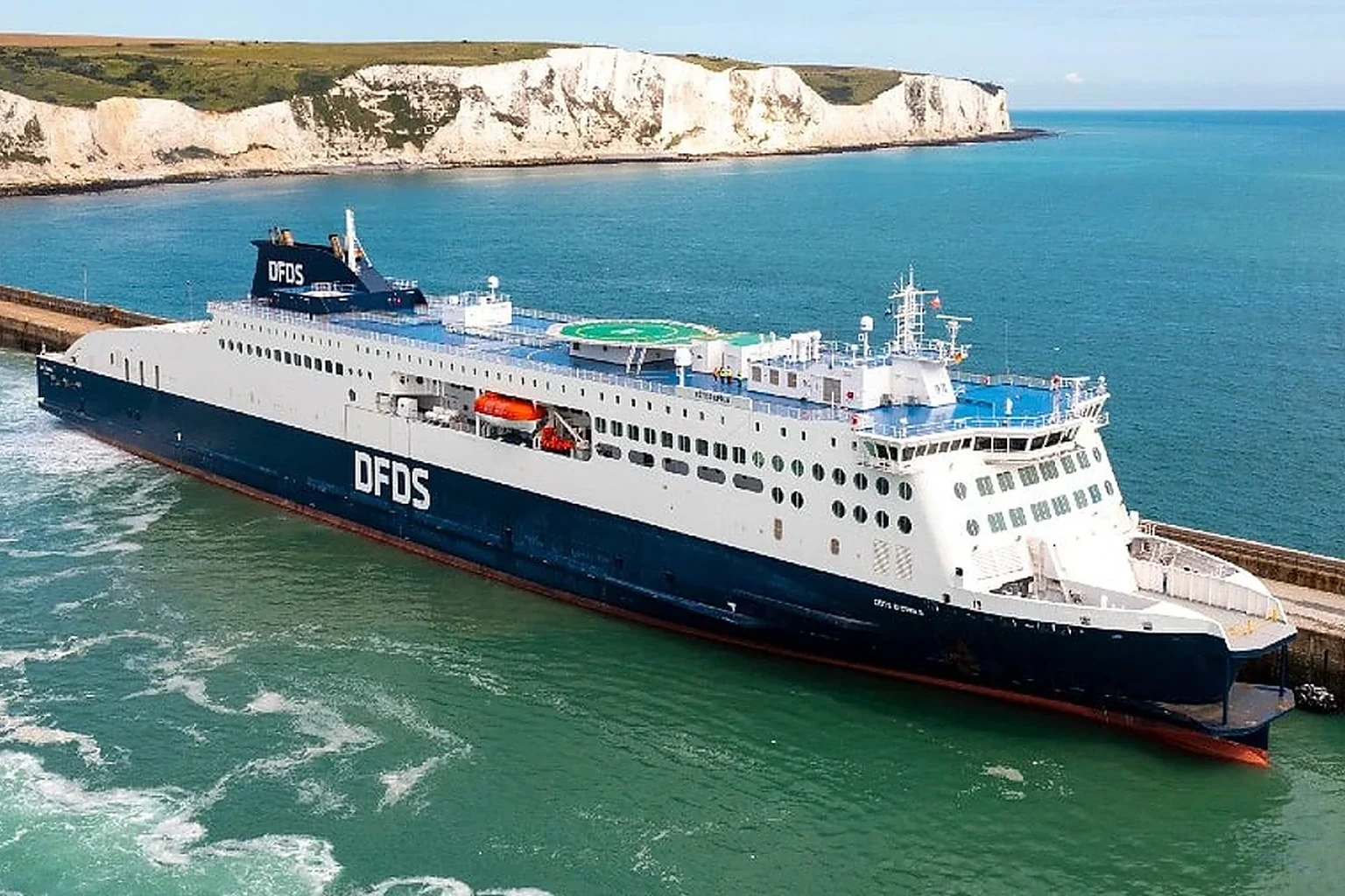 DFDS Passagier- und Fahrzeugfähre auf See