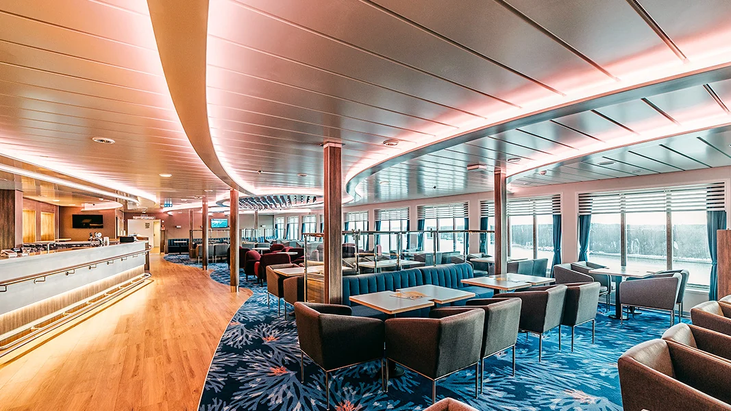 Bar- und Loungebereich an Bord einer DFDS-Fähre
