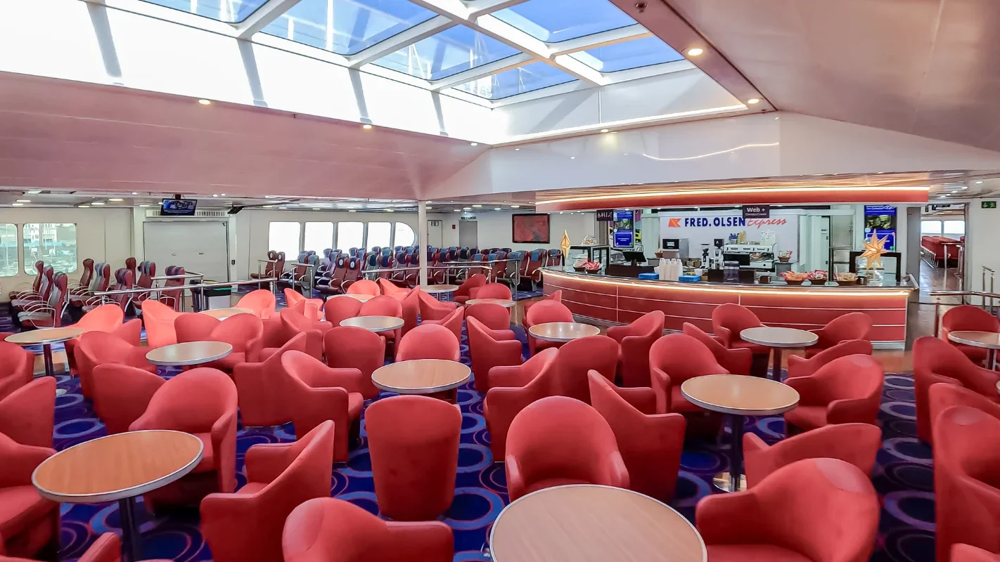 Cafeteria an Bord der Fred.-Olsen-Express-Fähre Barlovento Express