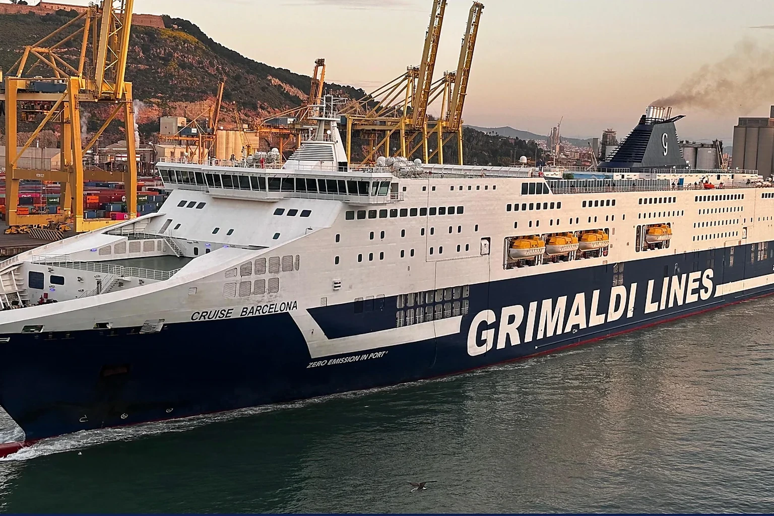 Passagierfähre von Grimaldi Lines auf dem Mittelmeer