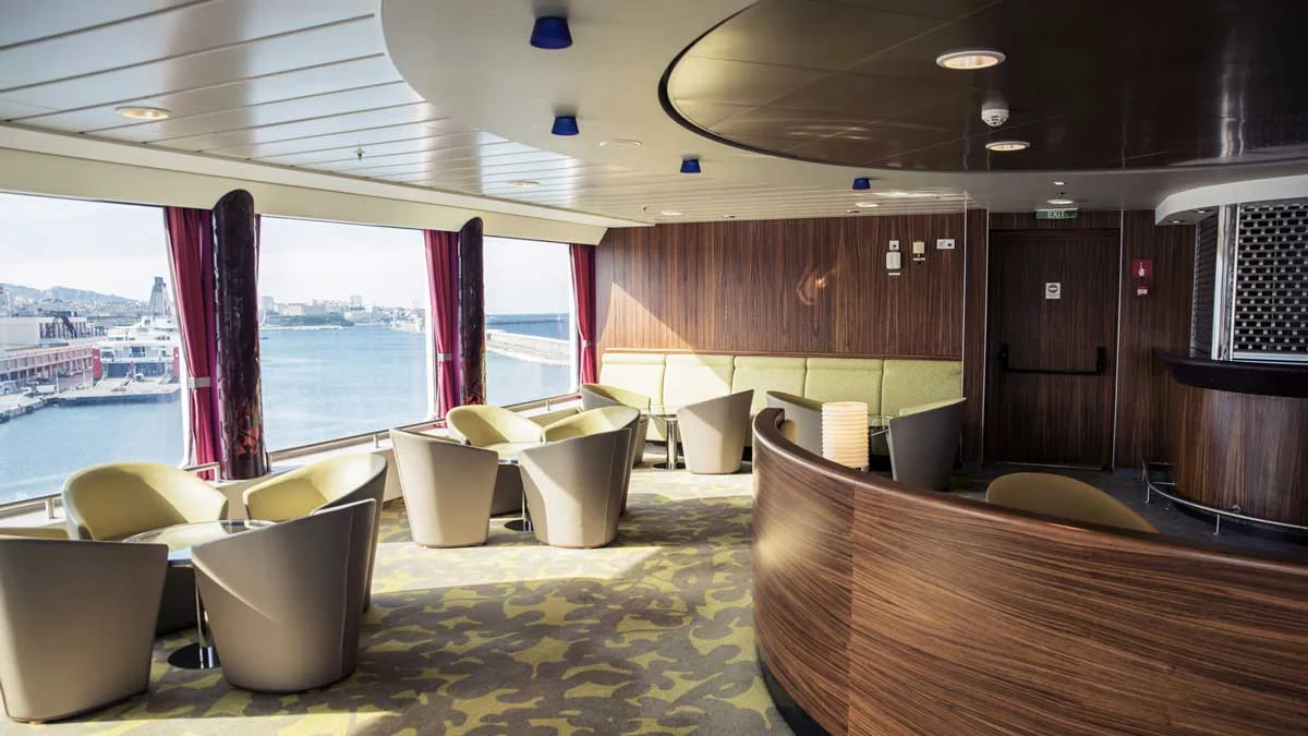 Passagierlounge an Bord der La-Méridionale-Fähre Piana