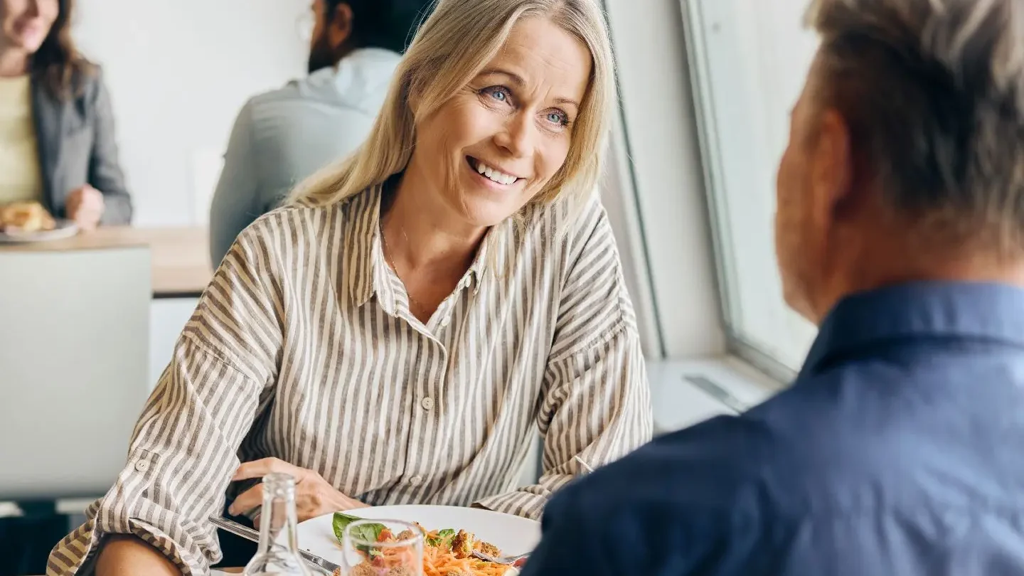 Passagiere beim Essen an Bord einer Scandlines-Fähre