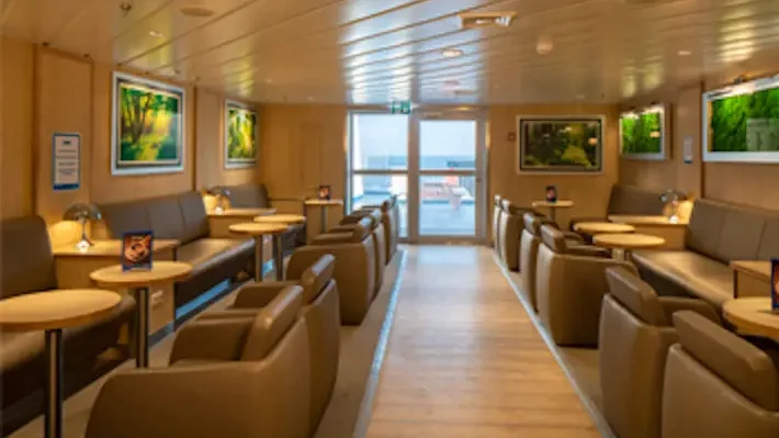 Cafeteria und Sitzbereich an Bord einer TT-Line-Fähre