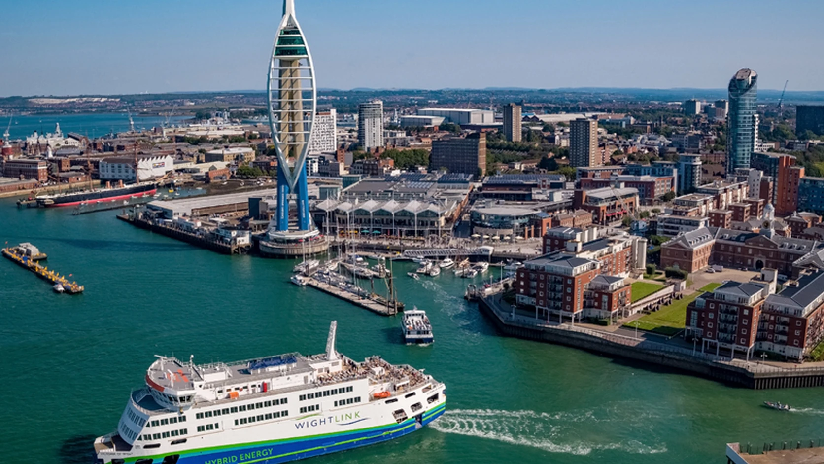 Wightlink Fähre departing Portsmouth mit Stadt Uferpromenade dahinter