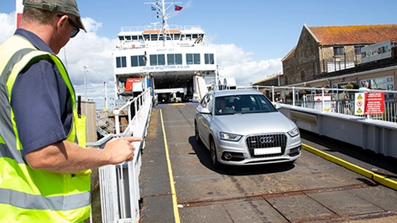 Auto beim Verlassen einer Wightlink-Fähre am Terminal