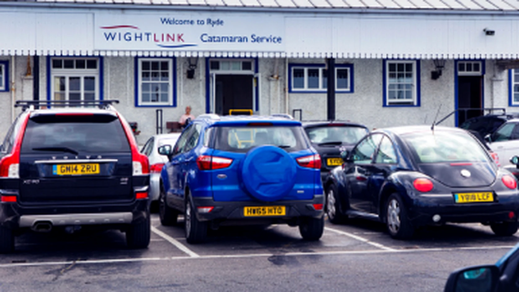 Wartende Fahrzeuge an einem Wightlink-Terminal